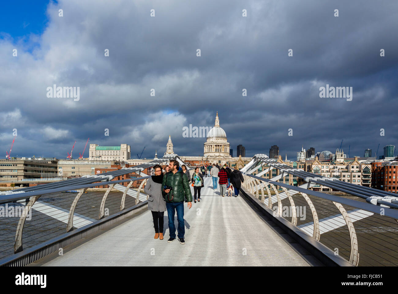 Blick über die Millennium Bridge und der Themse zur St. Pauls Cathedral, London, England, UK Stockfoto