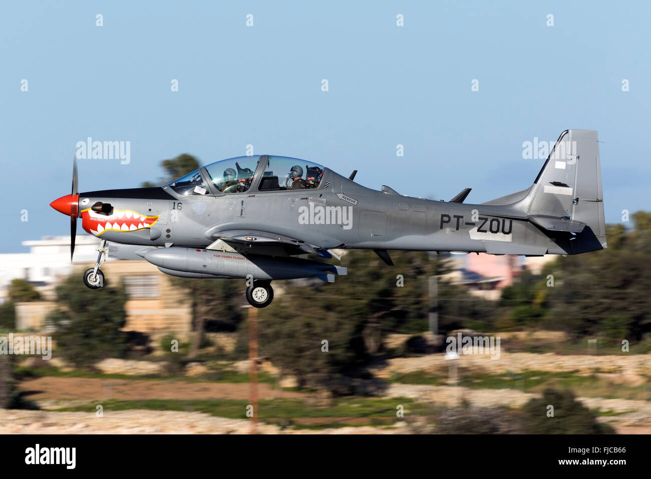 Indonesische Luftwaffe Embraer EMB 314 Super Tucano Landung in Malta auf einem technischen Halt, auf Überführungsflug aus Brasilien angereist Stockfoto