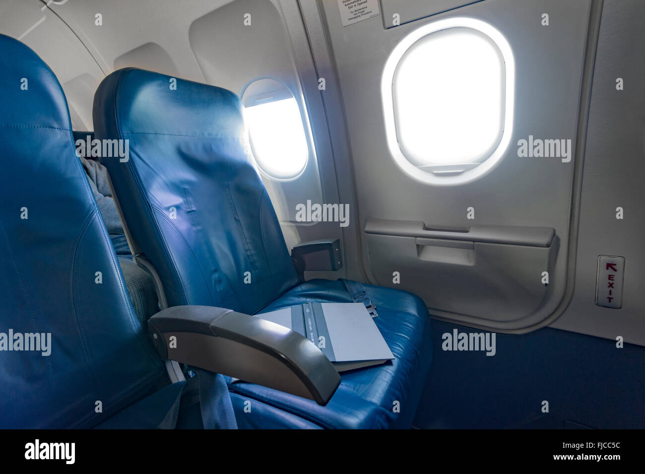 Flugzeugsitz mit Buch Stockfoto