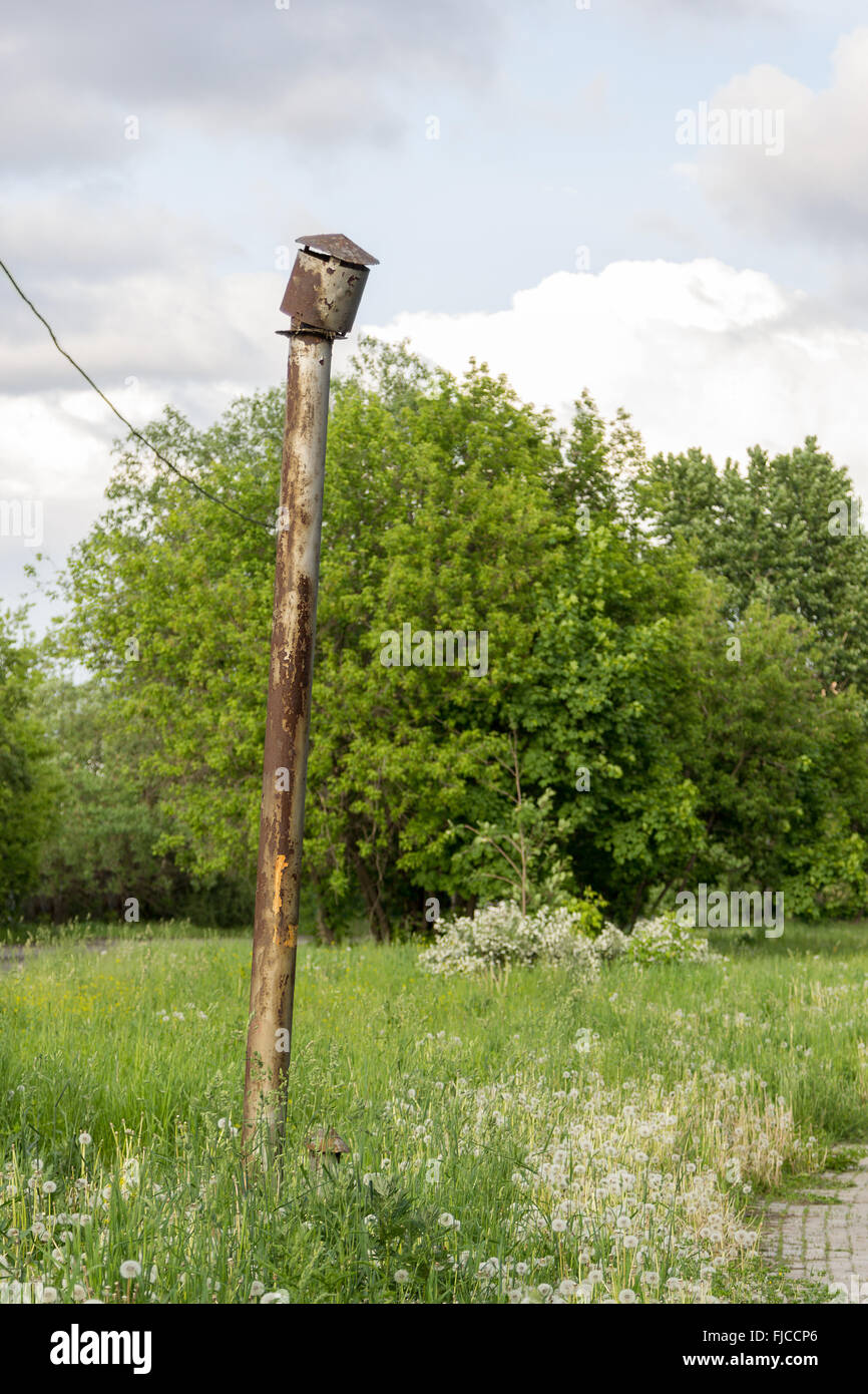 alte rostige Rohr in den Rasen im park Stockfoto