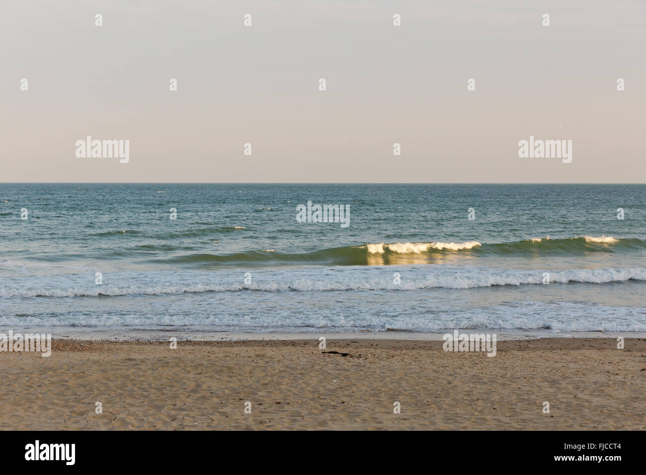 ein Abendlicht, Blick auf einem Steg am Strand mit Sand getroffen Stockfoto