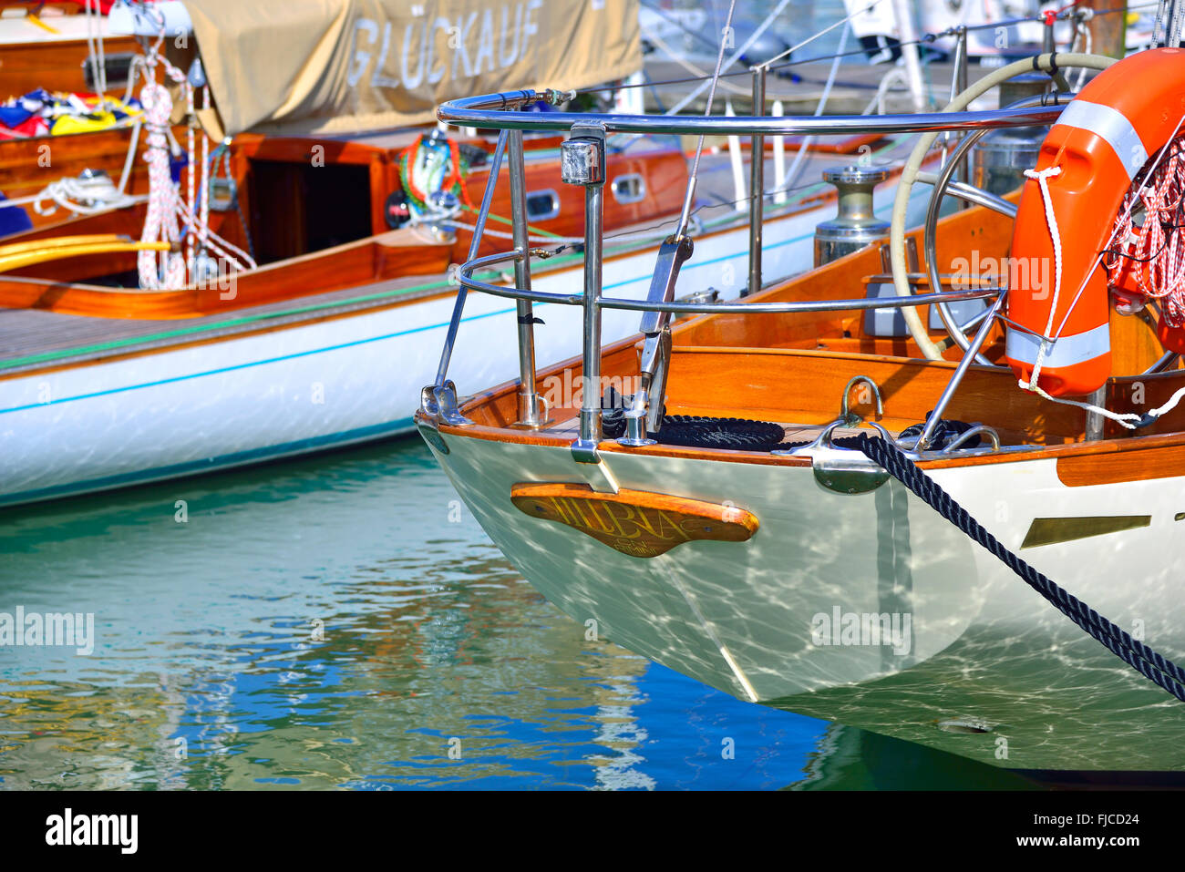 Traditionelle hölzerne Boote bis in Cowes, Isle of Wight, Großbritannien Stockfoto