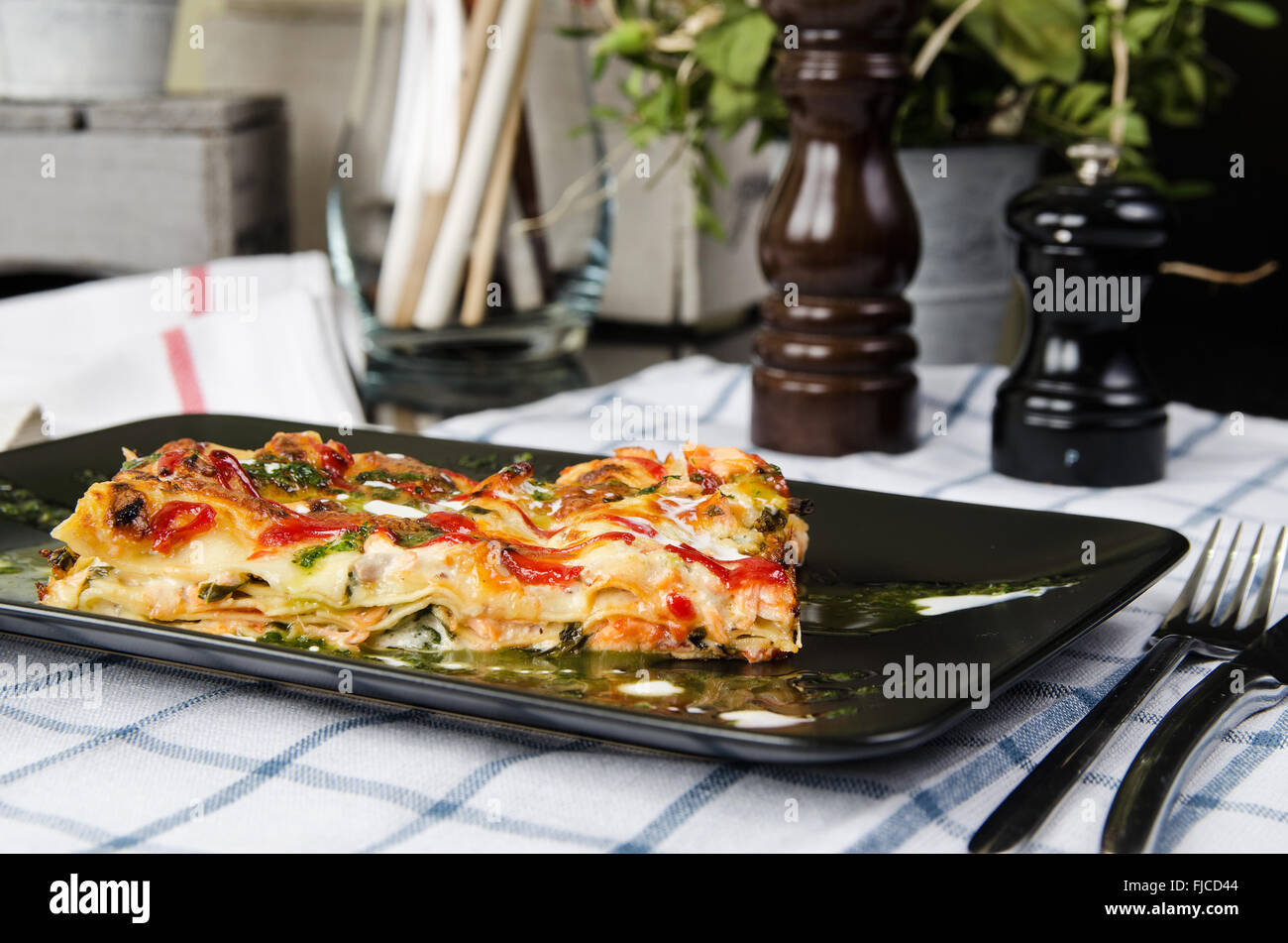 gebackene Lasagne auf ein Backblech legen Stockfoto