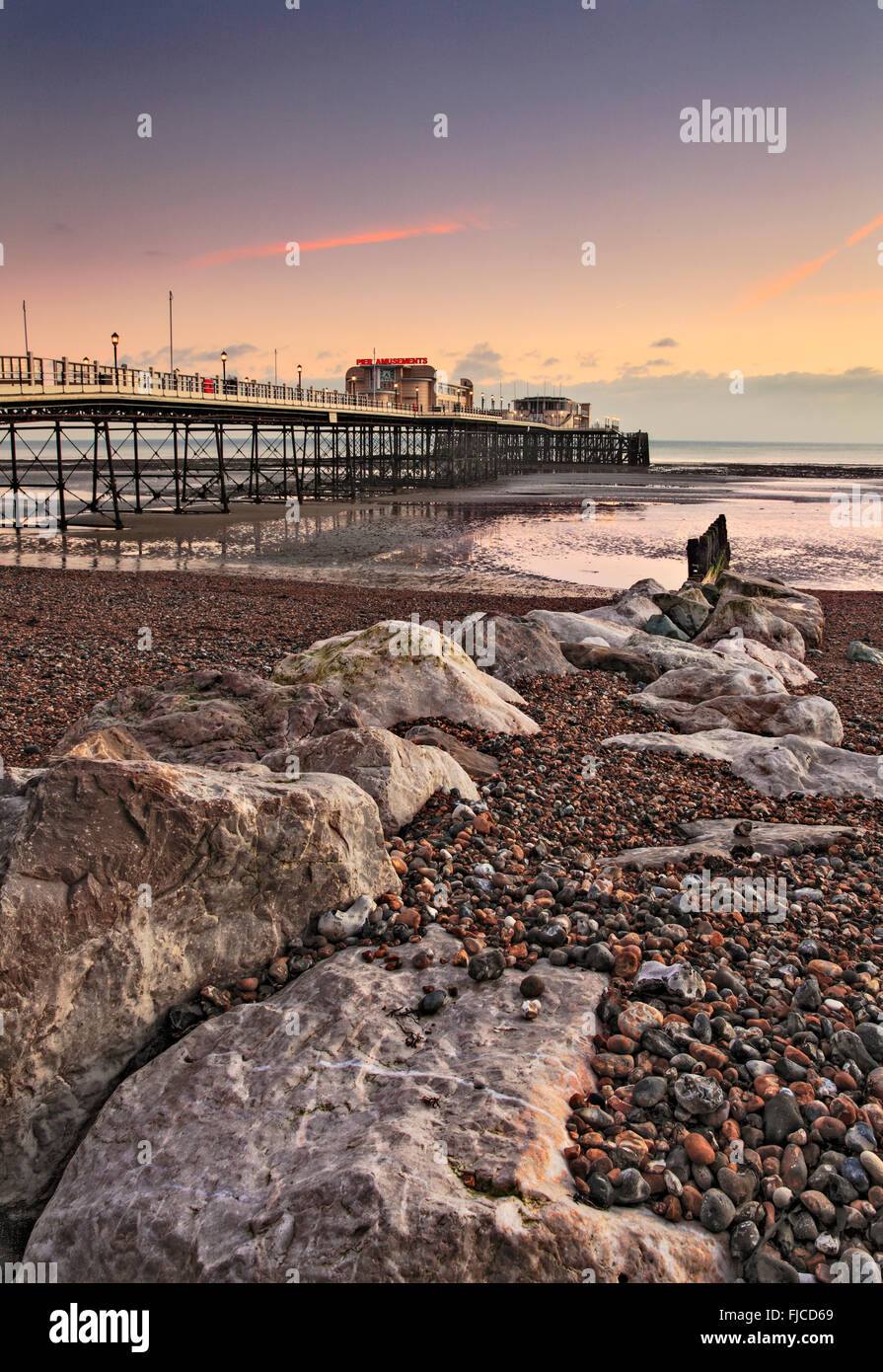 Worthimg Pier bei Dämmerung, Worthing, West Sussex Stockfoto