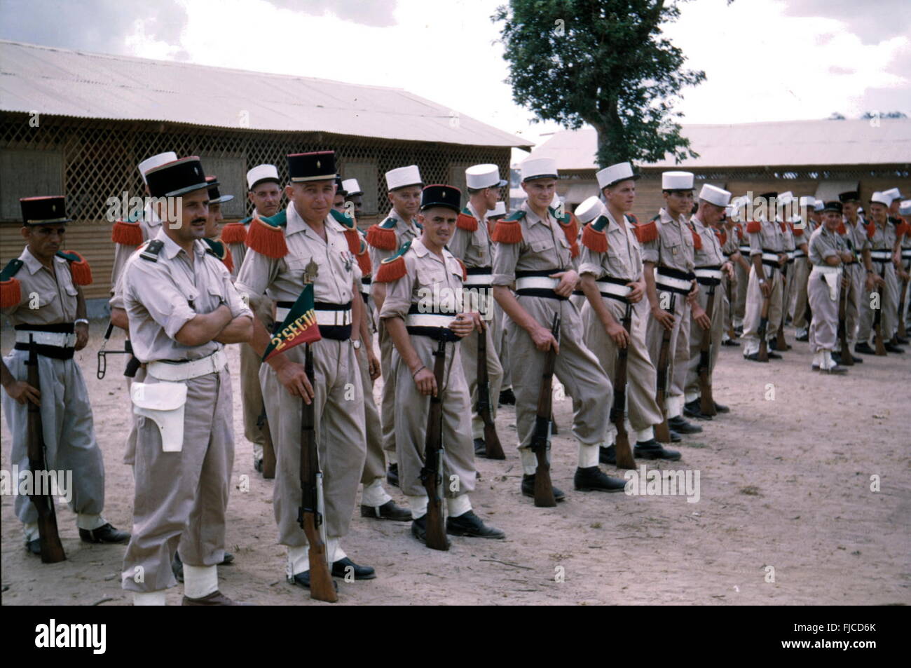 AJAXNETPHOTO. 1950ER JAHRE (CA.). VIETNAM. INDOCHINA. -FRANZÖSISCHER SOLDATEN IN EINEM CAMP IN DER NÄHE VON XUYEN MOC.   FOTO: JEAN CORRE/AJAX REF: 24 18 2. Stockfoto