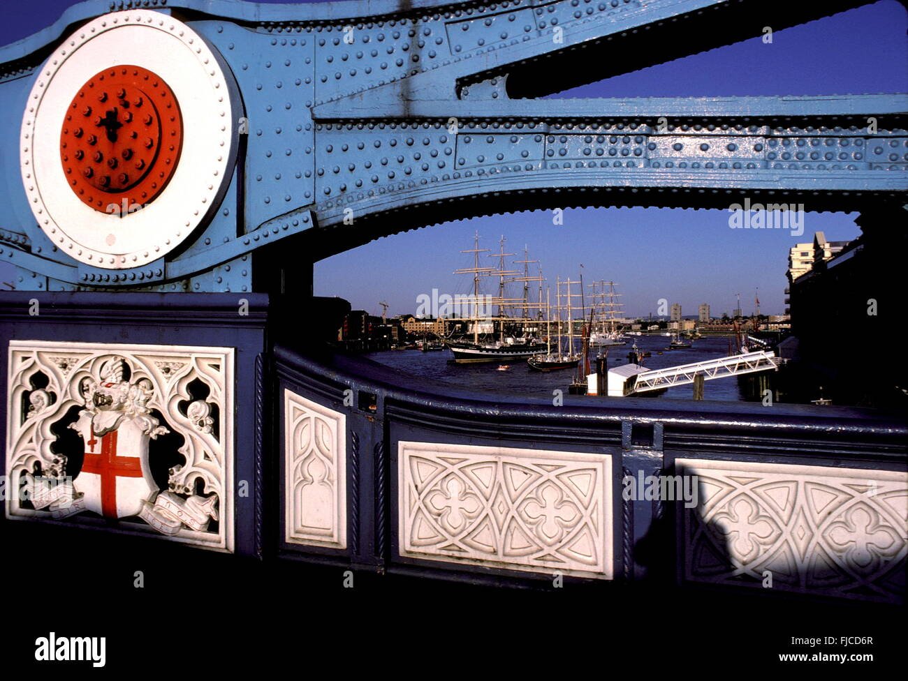 AJAXNETPHOTO. 1989. LONDON, ENGLAND. TOWER BRIDGE - ENGINEERING CONSTRUCTIN DETAIL MIT GROßSEGLERN FESTGEMACHT AN DER THEMSE.  FOTO: JONATHAN EASTLAND/AJAX REF: 215014 111 Stockfoto