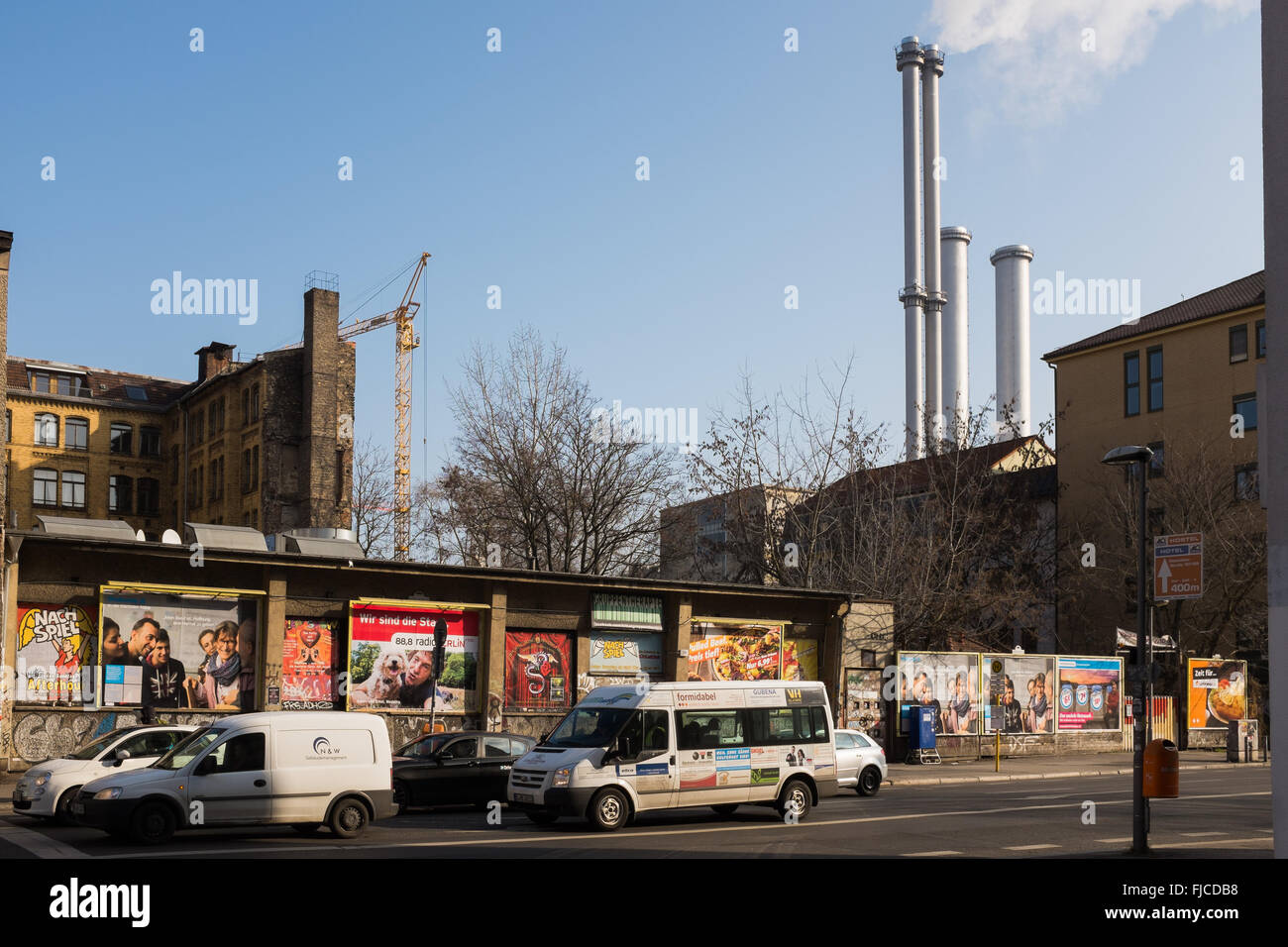 BERLIN, 01. März: The Kopenicker Strasse und die Schornsteine von der Heizung Werk Berlin-Mitte am 1. März 2016 Stockfoto