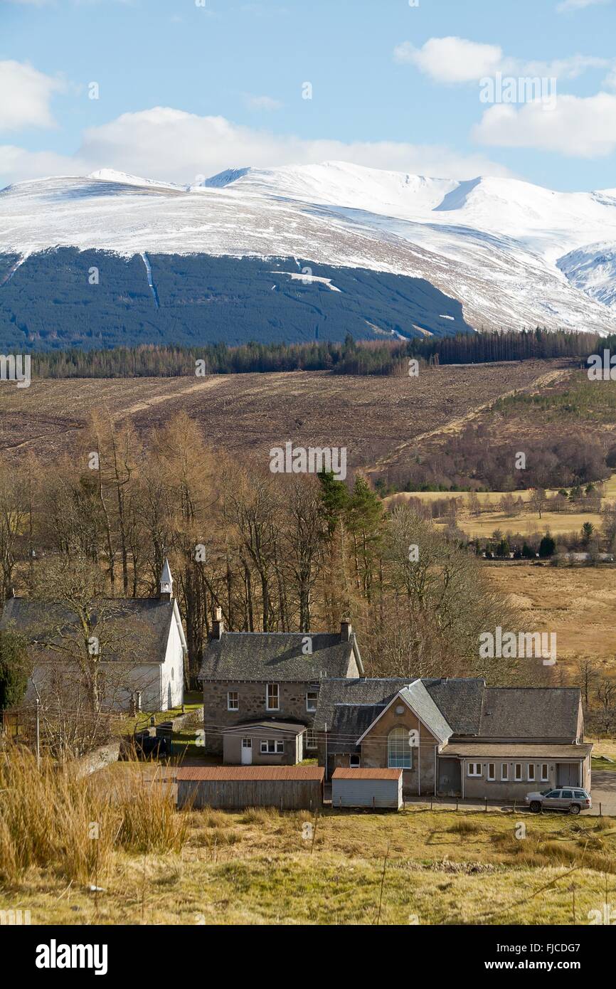 Fort William, Schottland - März 2013 zu begreifen, zu einem schottischen Pub und Bergen im Hintergrund Stockfoto