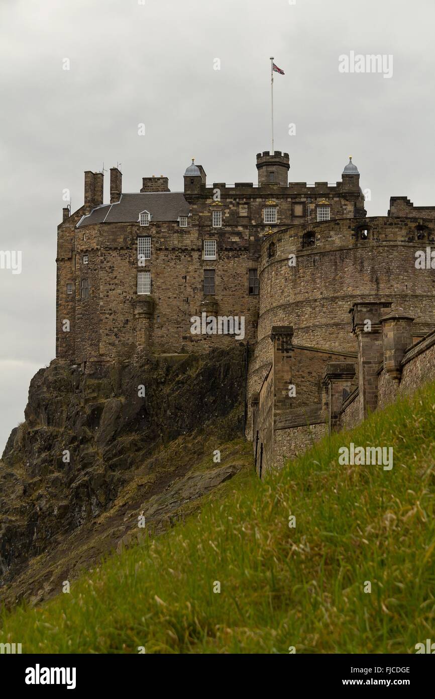 Edinburgh, Schottland - ca. März 2013: eine Ansicht von der Außenseite des Edinburgh Castle an einem bewölkten Tag Stockfoto