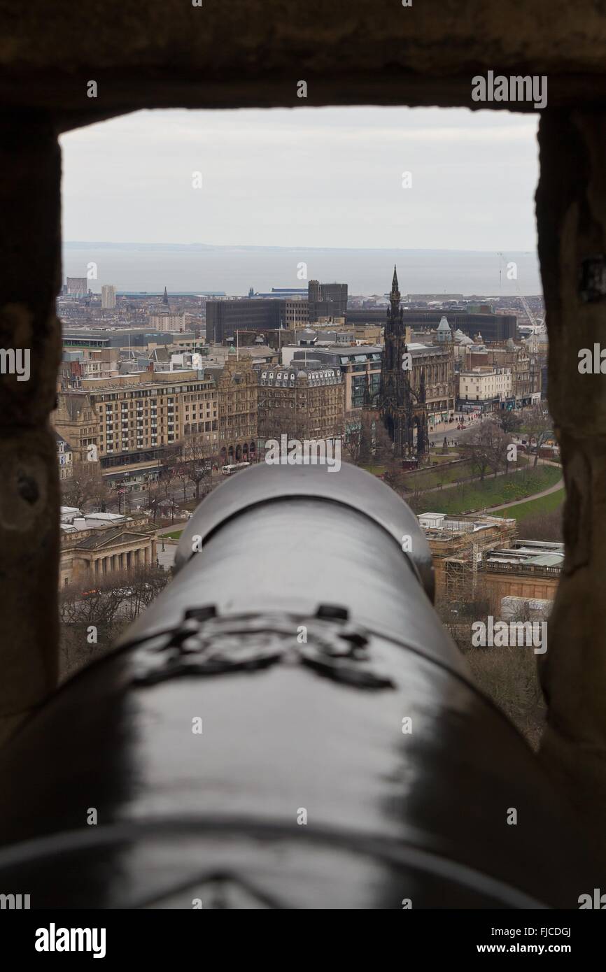 Edinburgh, Schottland - ca. März 2013: ein Blick nach außen aus dem Canon-Loch Edinburgh Castle an einem bewölkten Tag Stockfoto