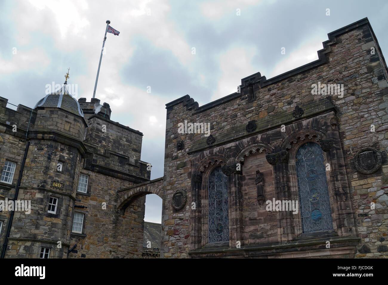 Edinburgh, Schottland - ca. März 2013: eine Ansicht von der Außenseite des Edinburgh Castle an einem bewölkten Tag Stockfoto