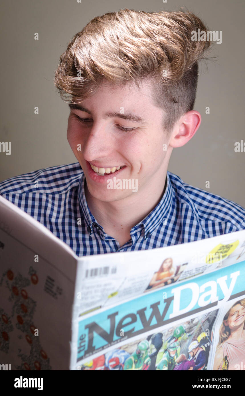Junger Mann Lesung neuer Tageszeitung Stockfoto