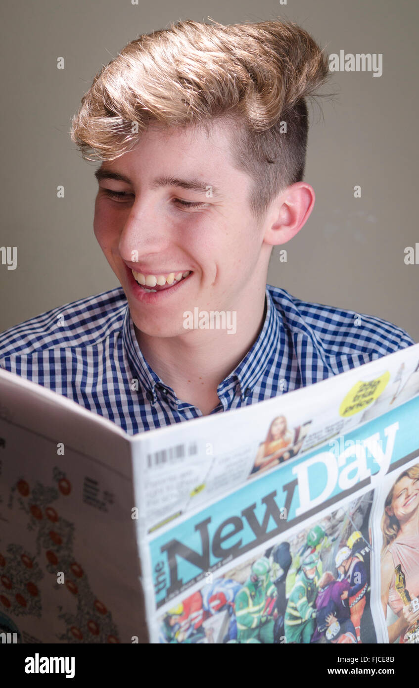 Junger Mann Lesung neuer Tageszeitung Stockfoto