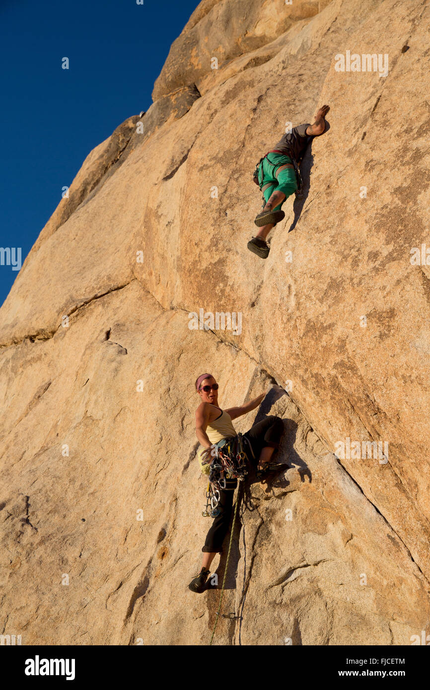 Klettern im Hidden Valley, Joshua Tree Nationalpark Kalifornien USA Stockfoto