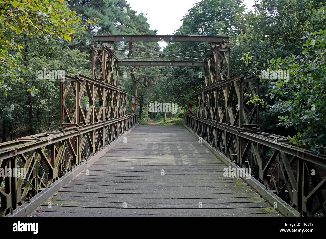 Bailey-Brücke auf dem Display außerhalb der Overloon War Museum (Oorlogsmuseum Overloon), Liberty Park in Overloon, Niederlande. Stockfoto