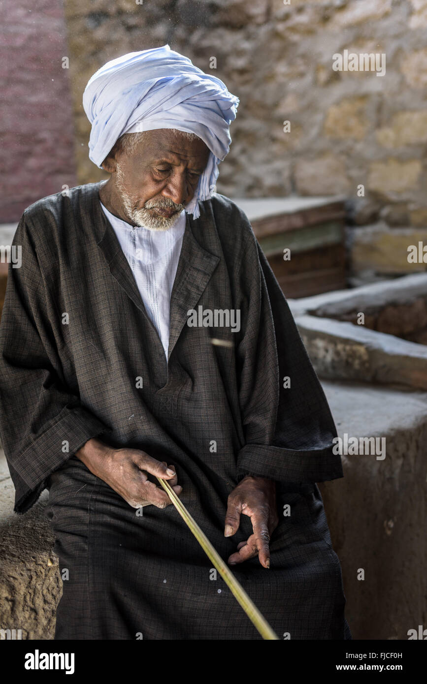 Alter Mann mit einem Turban ein einen Stock an einen Kamelmarkt