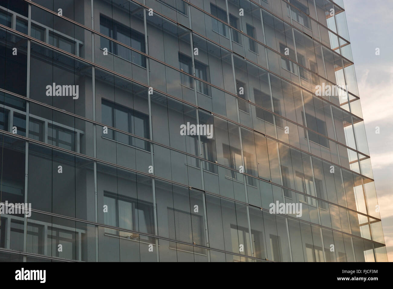 Abstrakt moderne Gebäude Glasfassade bei Sonnenuntergang Stockfoto