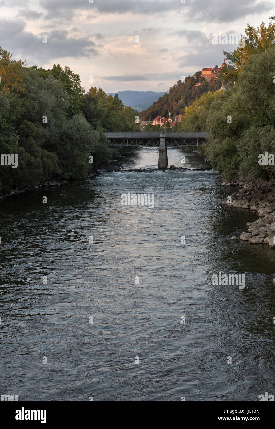 Mur und Stadtbild bei Sonnenuntergang in Graz, Steiermark, Österreich. Stockfoto