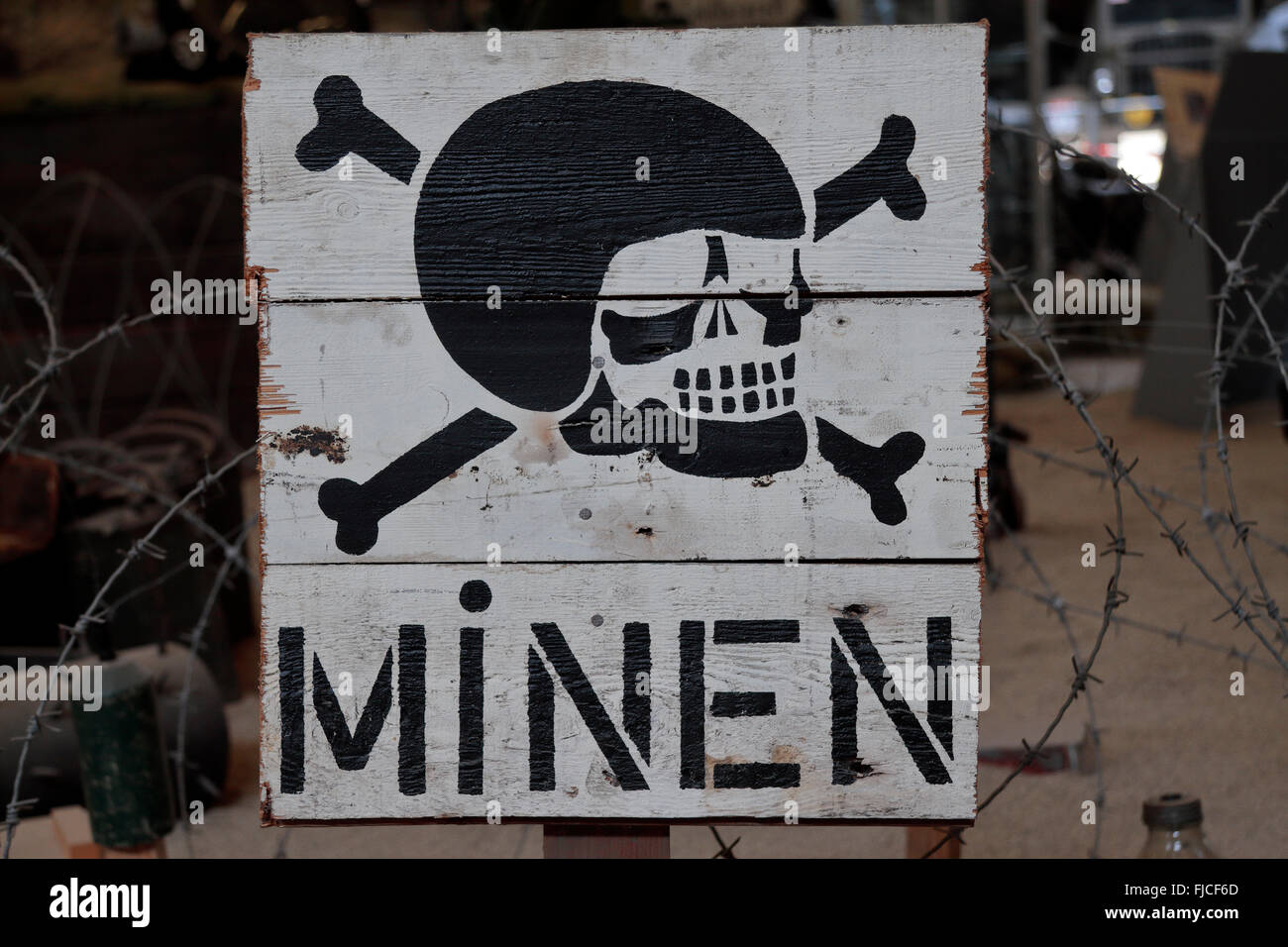 Eine deutsche Minen (meins) unterzeichnen auf dem Display in das Kriegsmuseum Overloon in Overloon, Niederlande. Stockfoto