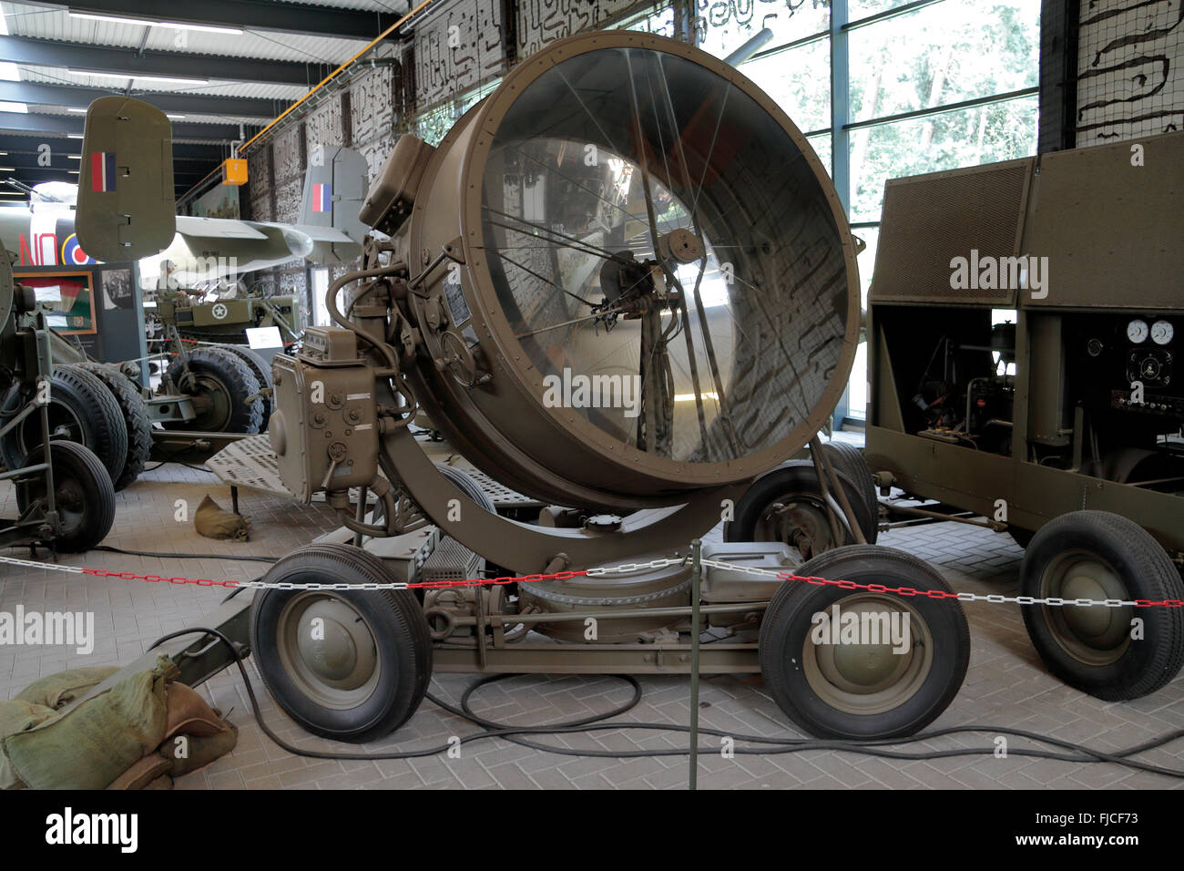 Eine fahrbare General Electric WWII Suche Licht im Kriegsmuseum Overloon in Overloon, Niederlande. Stockfoto