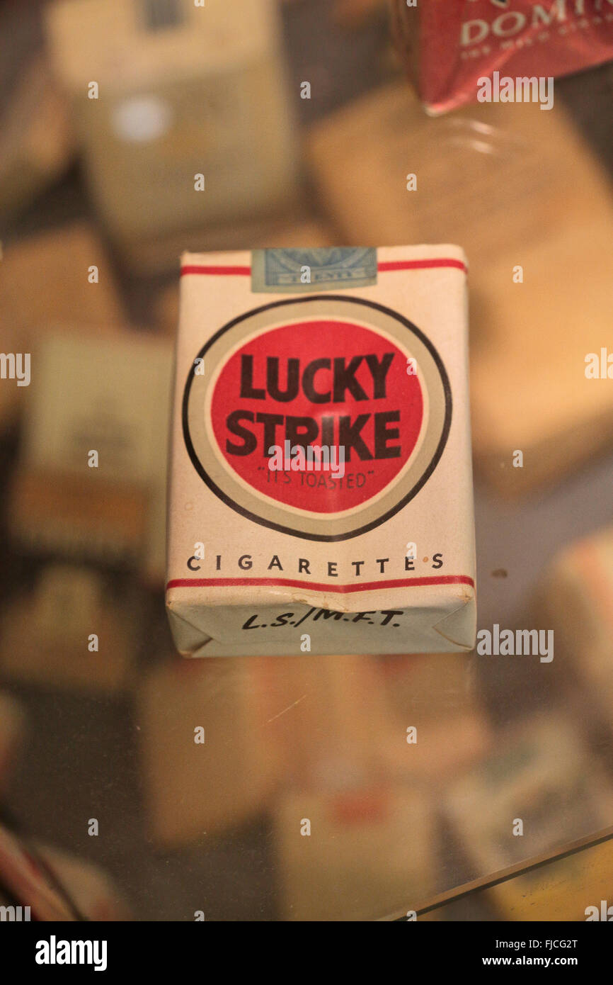 Eine WWII Packung Lucky Strike Zigaretten auf dem Display in das Kriegsmuseum Overloon in Overloon, Niederlande. Stockfoto
