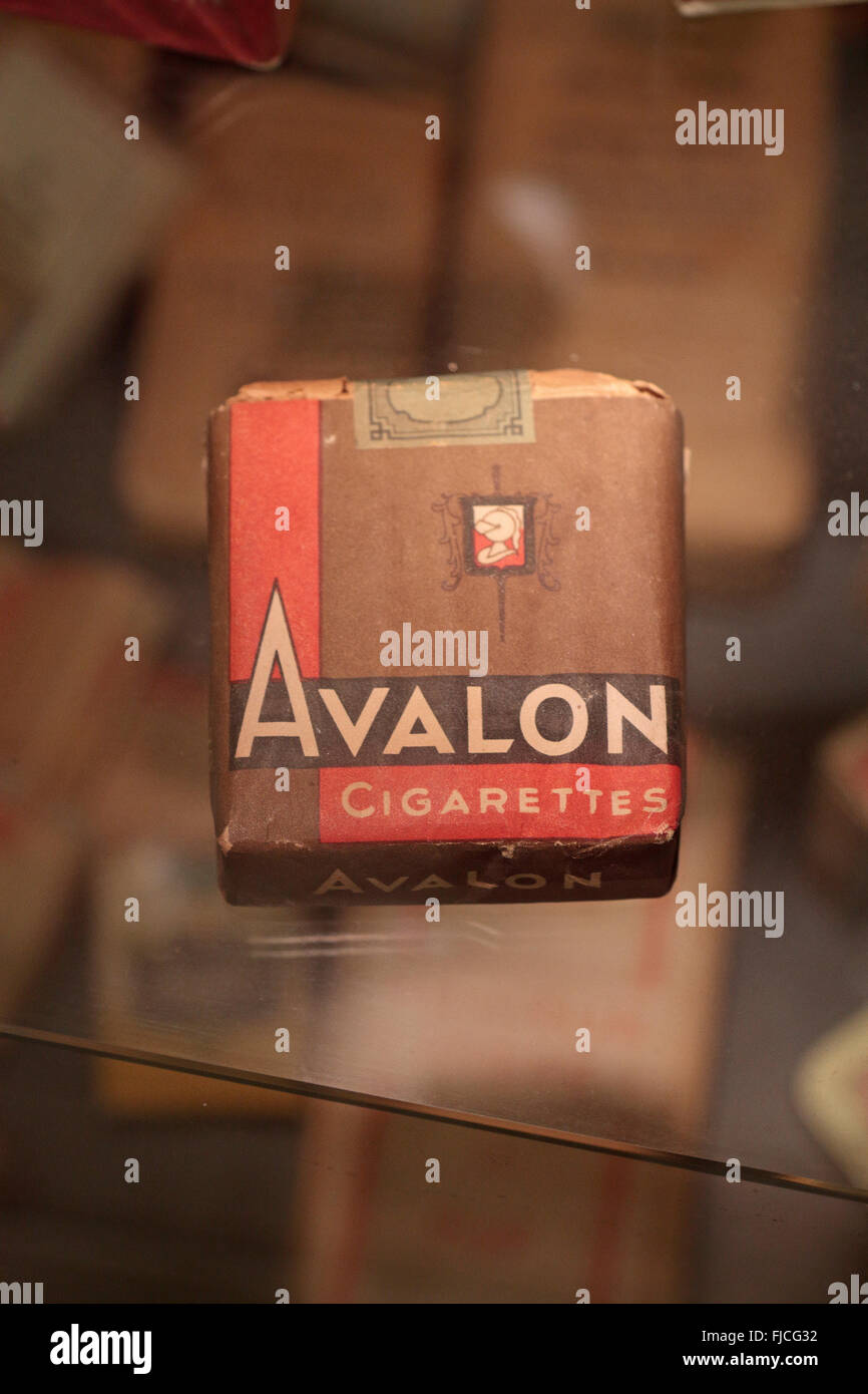 Ein Paket von WWII Avalon Zigaretten auf dem Display in das Kriegsmuseum Overloon in Overloon, Niederlande. Stockfoto
