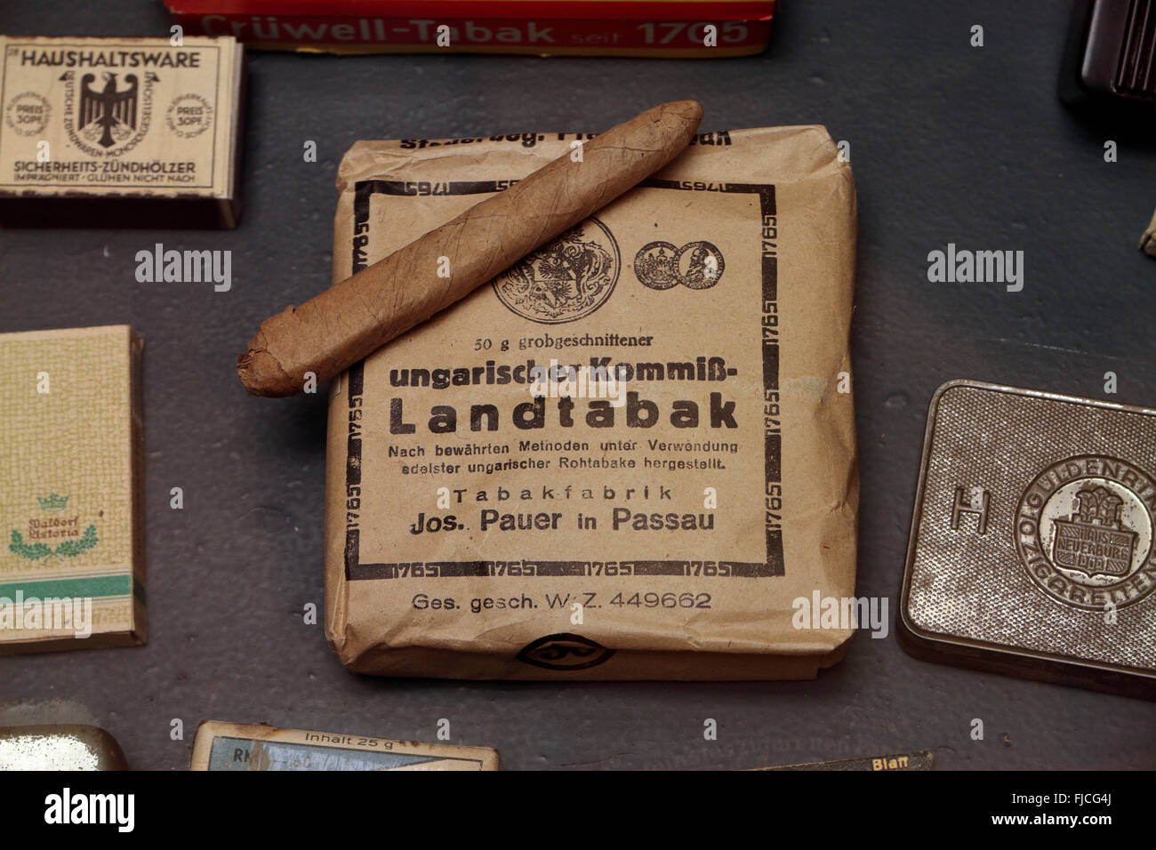 Ein Paket von ungarischen Zigarren (Tabak) auf dem Display in das Kriegsmuseum Overloon in Overloon, Niederlande. Stockfoto