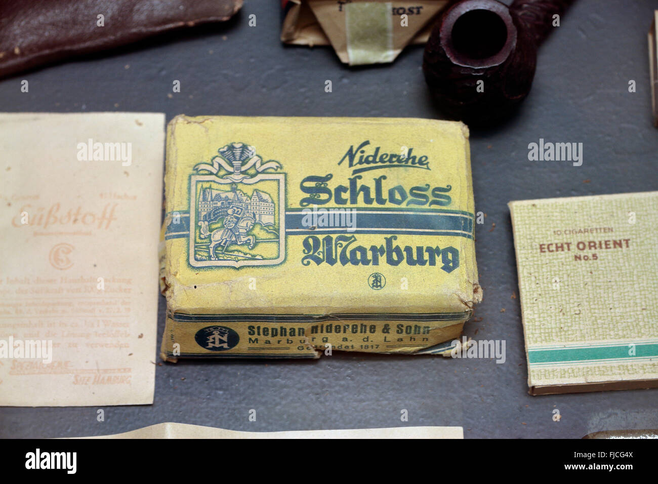 Ein Päckchen Deutsche Zigaretten aus dem zweiten Weltkrieg auf dem Display in das Kriegsmuseum Overloon in Overloon, Niederlande. Stockfoto