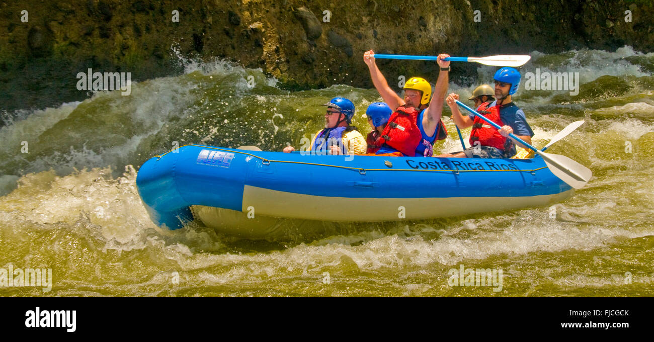 Wildwasser Sparren paddeln der wilde Fluss Reventazon, Costa Rica. Stockfoto