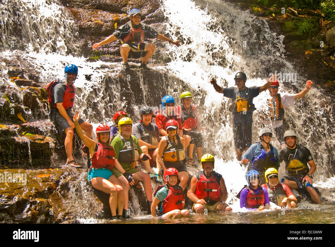 Menschen, Pacuare River Lodge Sparren an Wasserfällen den Tag genießen. Unteren Pacuare Fluss, Costa Rica Stockfoto