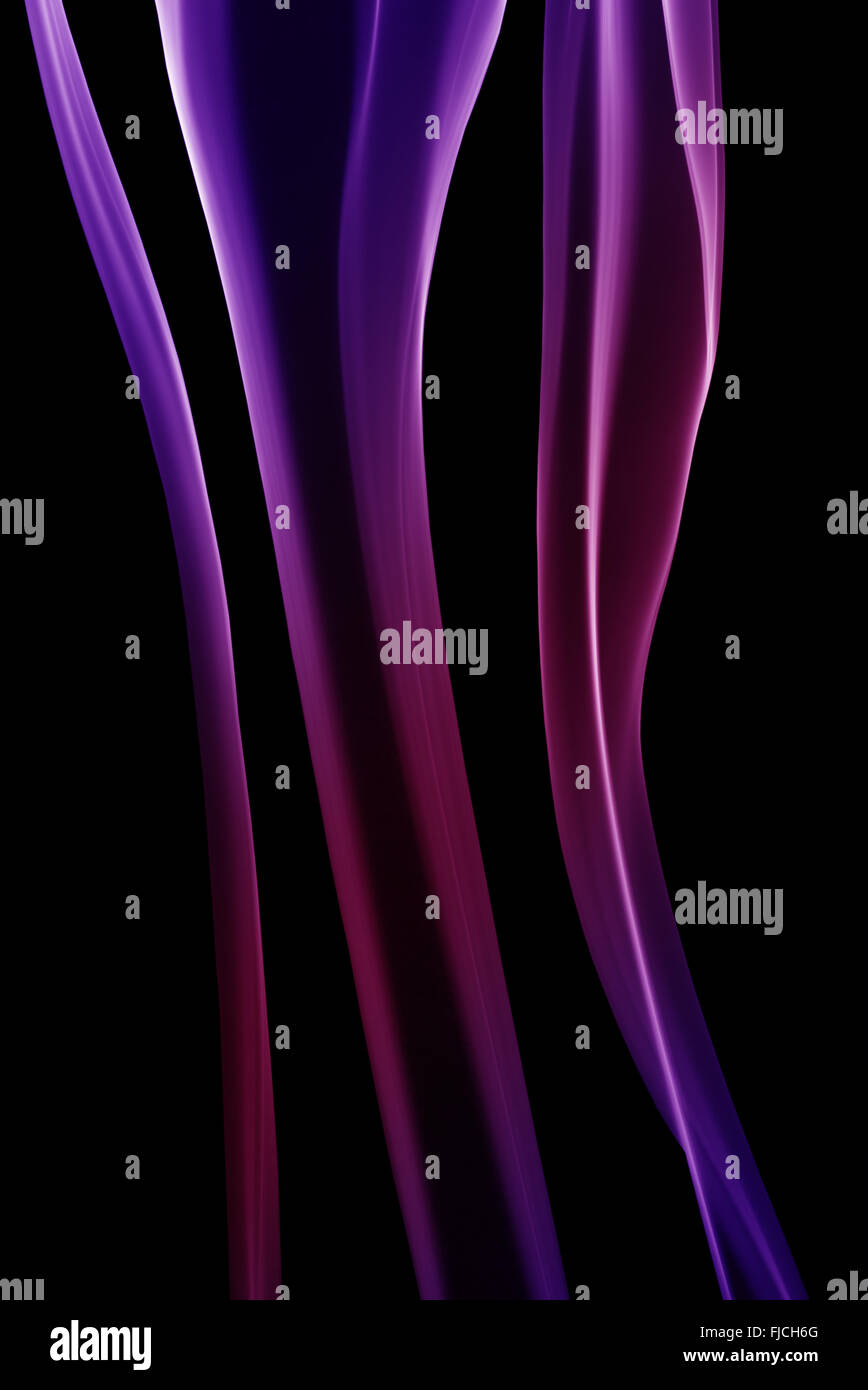 rote und violette Dampfleitungen auf dem schwarzen Hintergrund. Stockfoto