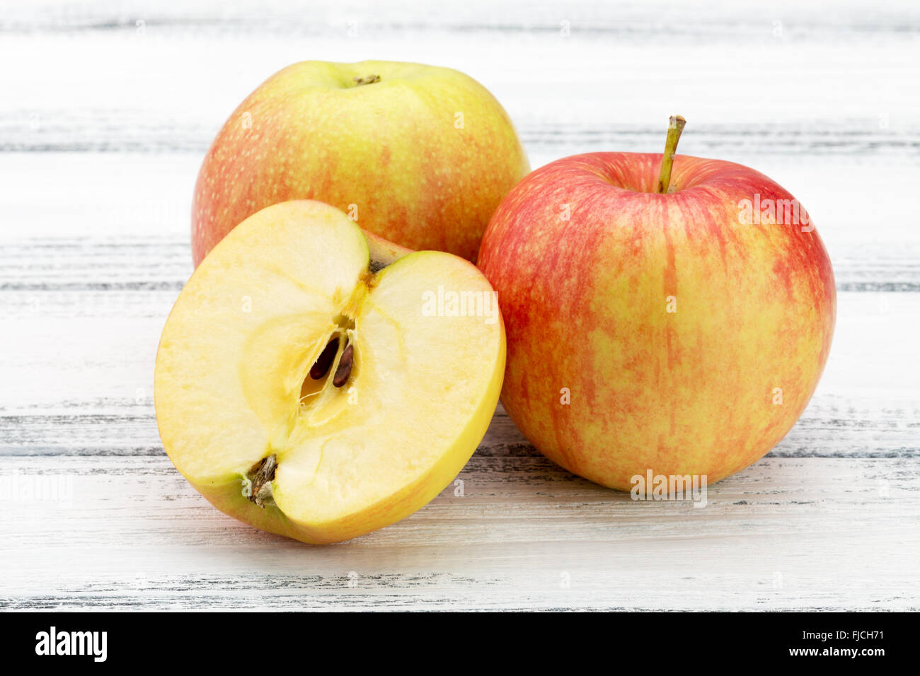 Äpfel auf dem hölzernen Hintergrund. Stockfoto