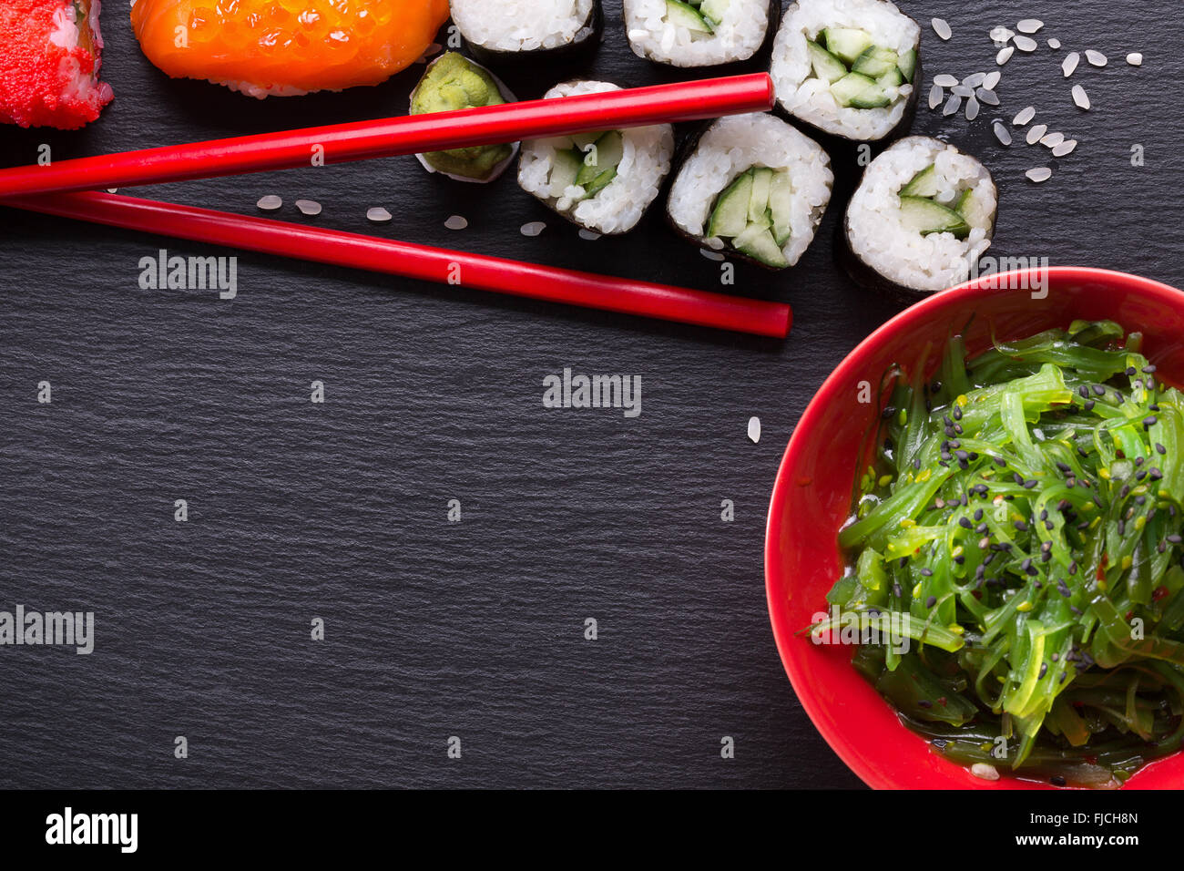 Sushi und grünem Seetang Salat auf einem Schiefer Tisch. Stockfoto