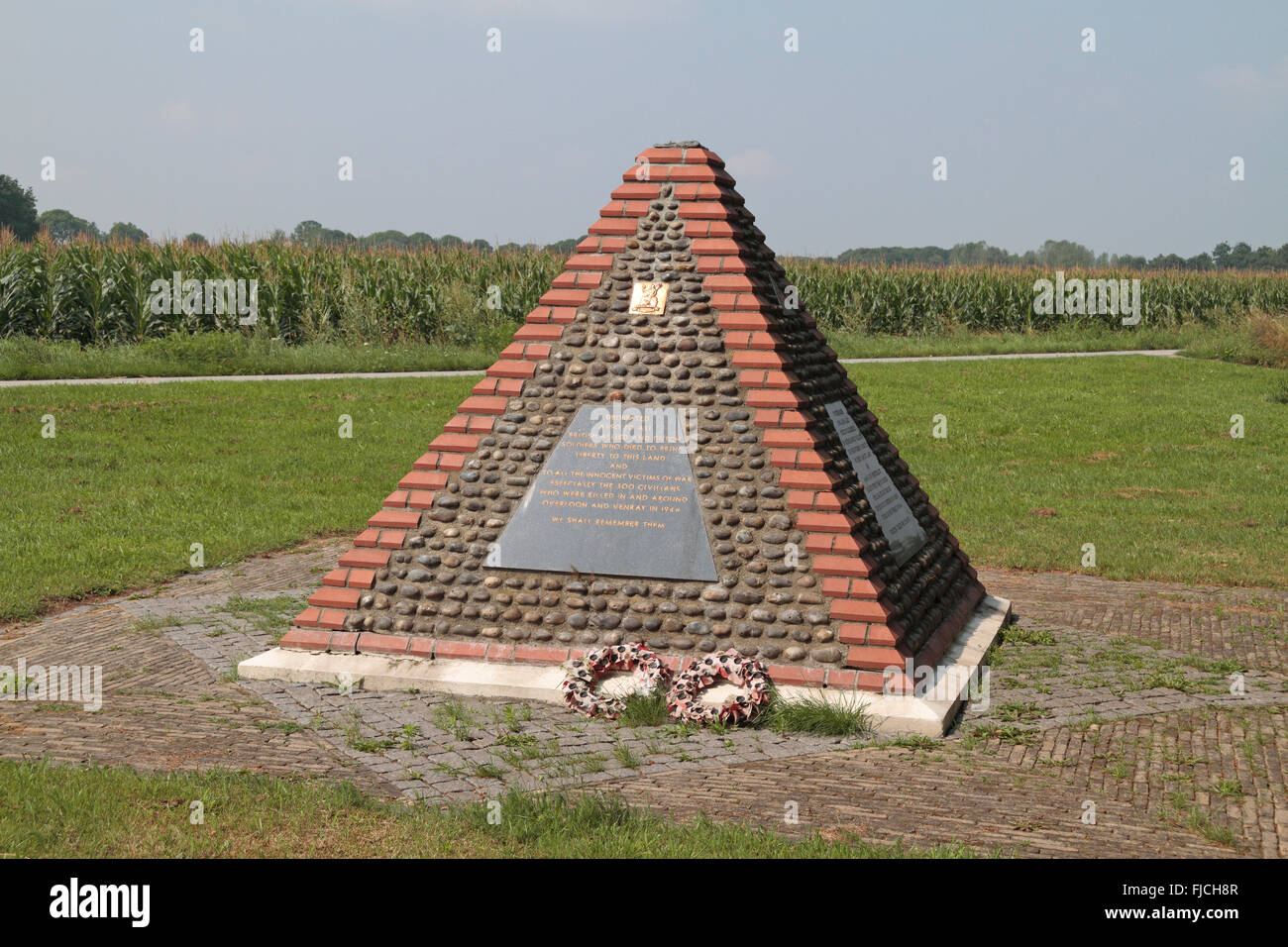 Die Pyramide geformt 1. Bataillon Royal Norfolk Regiment Denkmal, Lobeek, Niederlande. Stockfoto