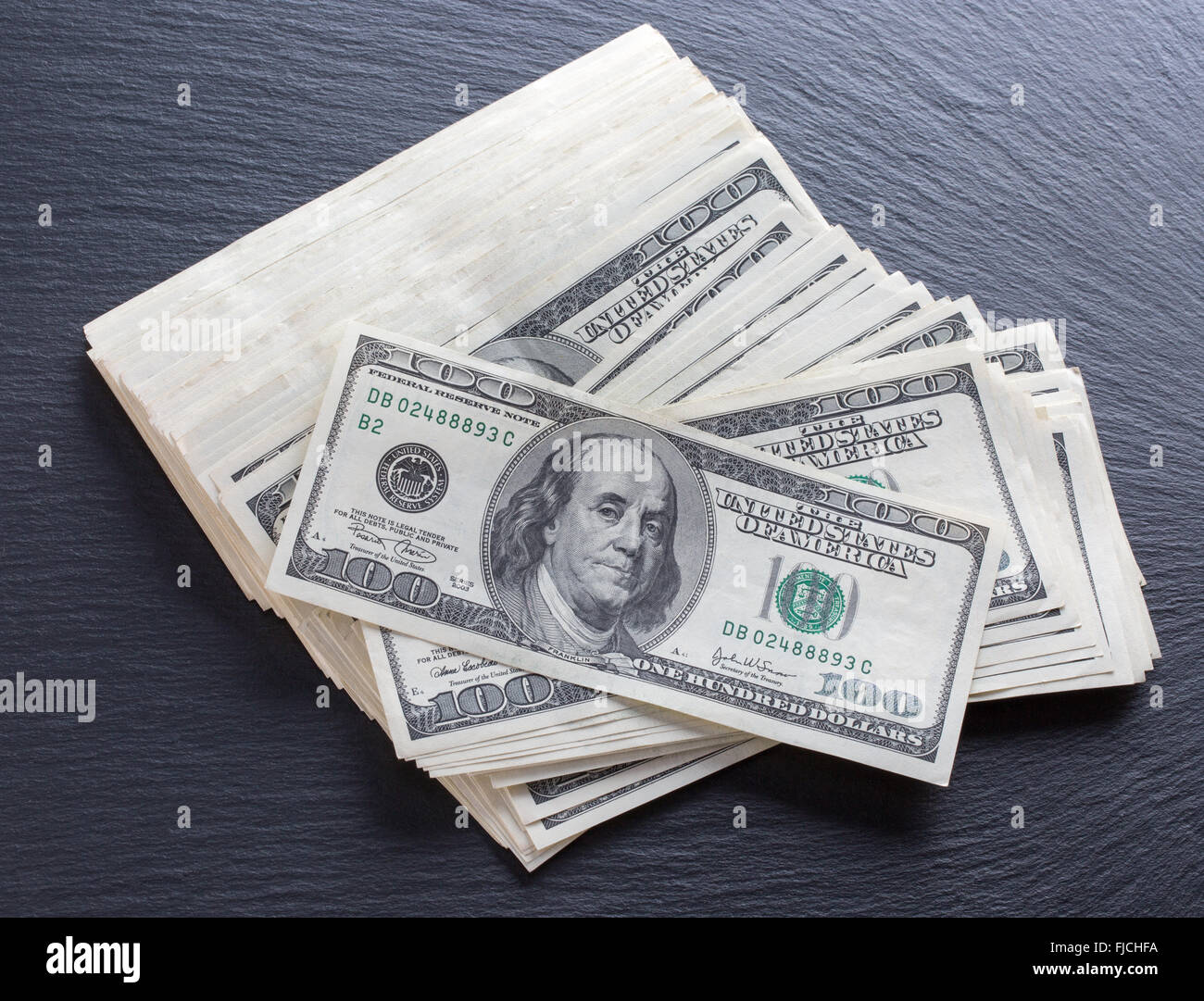 Dollar auf dem schwarzen Stein Hintergrund. Stockfoto