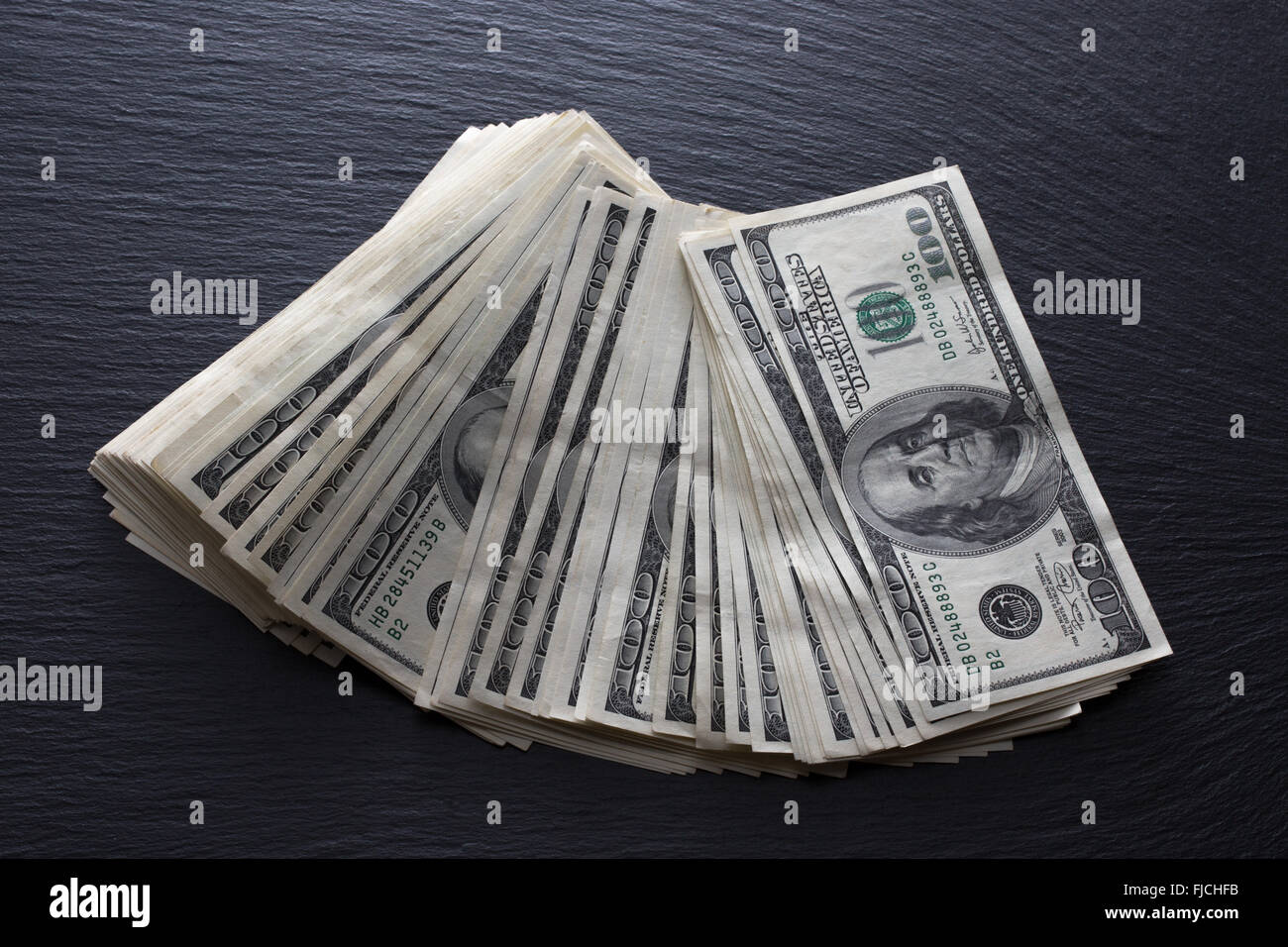 Dollar auf dem schwarzen Felsen-Hintergrund. Stockfoto