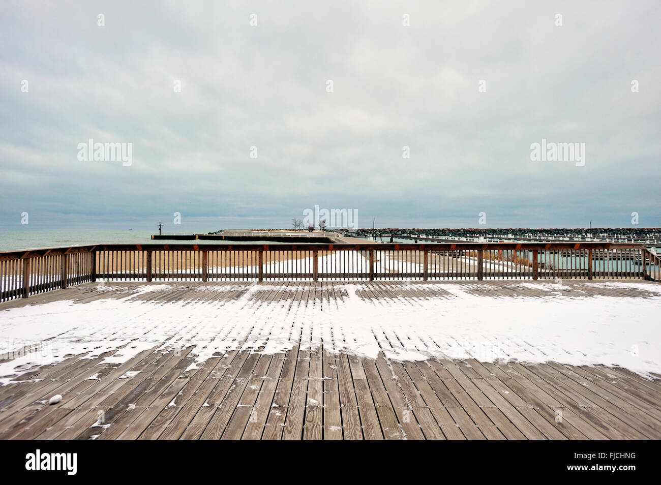 Einen kalten, grauen Winter Morgen grüßt einen leeren Strand und Zugeständnisstandplatz deck Chicago's 31 Street Beach entfernt. Chicago, Illinois, USA. Stockfoto