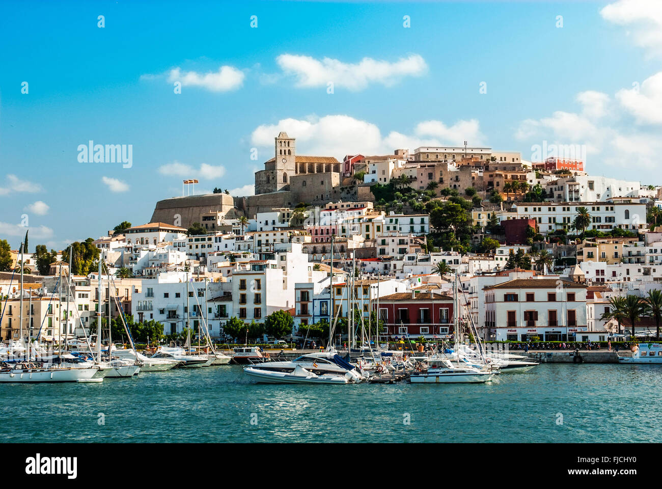 Ibiza, Balearen, Spanien. Die alte Stadt und ihr Hafen fotografiert von einem Schiff. Die Altstadt von Ibiza ist Welterbe Stockfoto