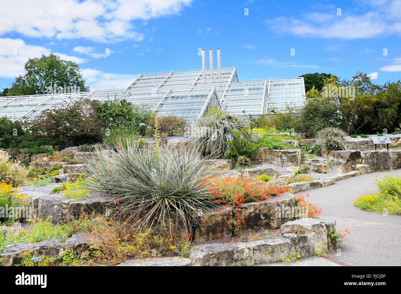 Der Steingarten und die Prinzessin von Wales Conservatory in Kew Gardens, Richmond, Großbritannien Stockfoto