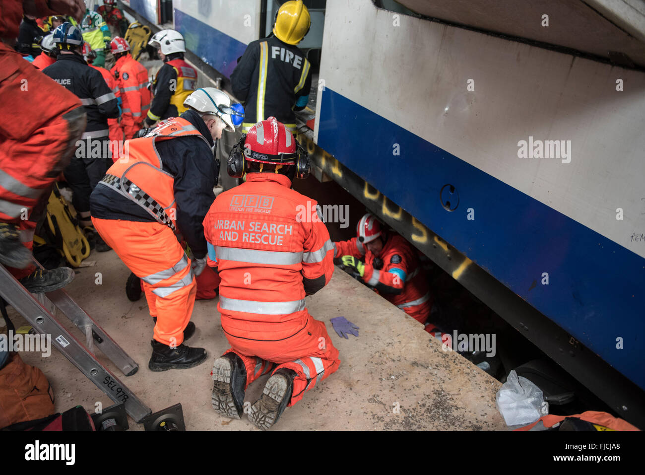 Dartford, London, UK. 1. März 2016. Mitglieder des Londoner Feuerwehr Urban Search and Rescue Unit bei der Szene von einem größeren Vorfall während Unified Response Trainingspunkte: Peter Manning/Alamy Live News Stockfoto