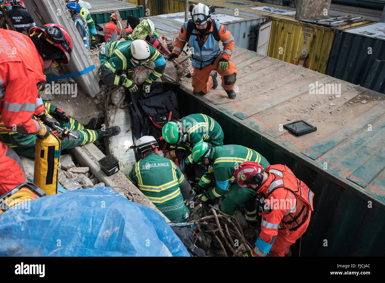 Dartford, London, UK. 1. März 2016. London Ambulance Service Sanitäter arbeiten ein Opfer während Unified Response Trainingspunkte extrahieren: Peter Manning/Alamy Live News Stockfoto