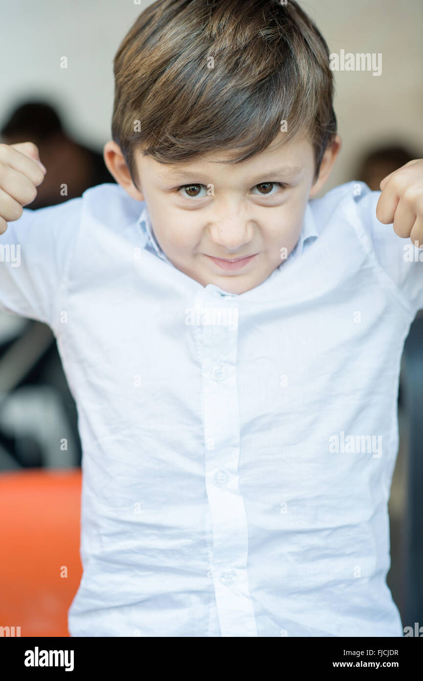 Kleiner junge lustige Ausdrücke als Kind Stockfoto