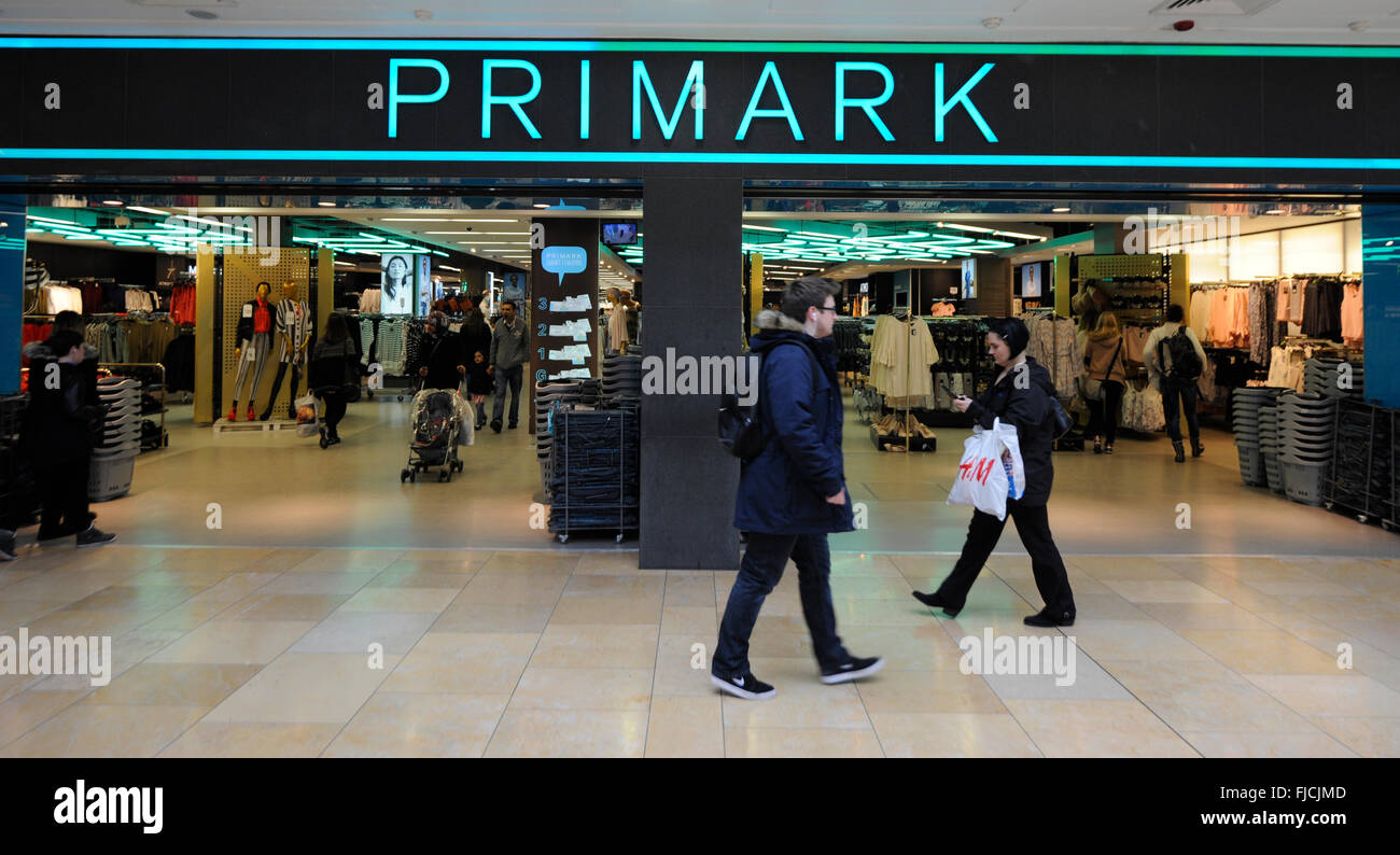 Primark-Filiale Eingang in Cardiff Wales UK. Stockfoto