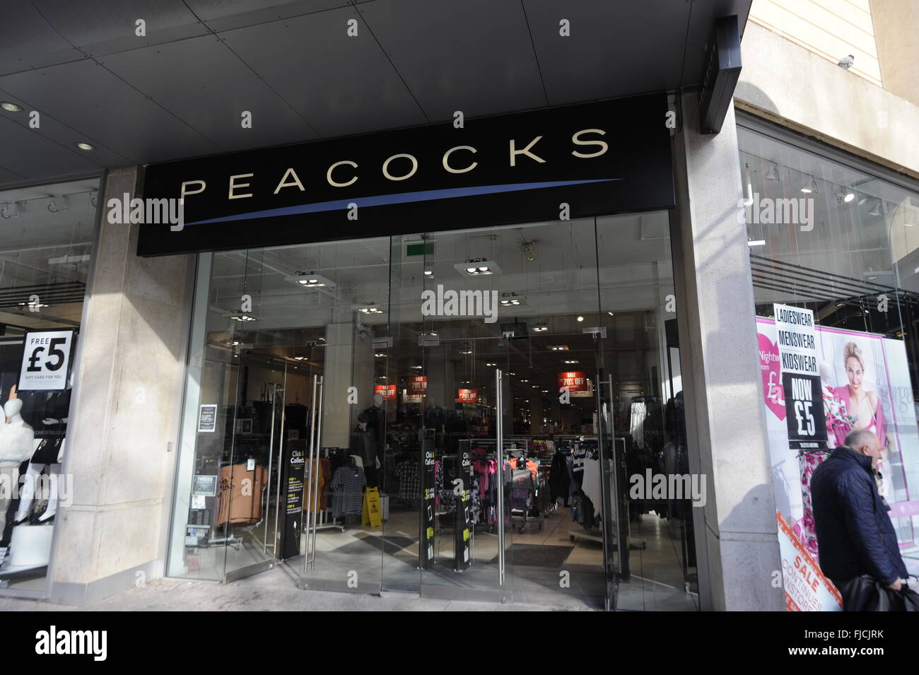 Pfauen ist ein Mode-Einzelhandelskette mit Sitz in Cardiff, Wales. Die Kette ist ein Bestandteil der Edinburgh Woollen Mill-Gruppe Stockfoto