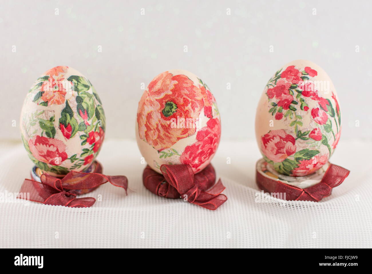 Bunte hausgemachte Serviettentechnik verziert Ostereier glänzend Silber Hintergrund Stockfoto