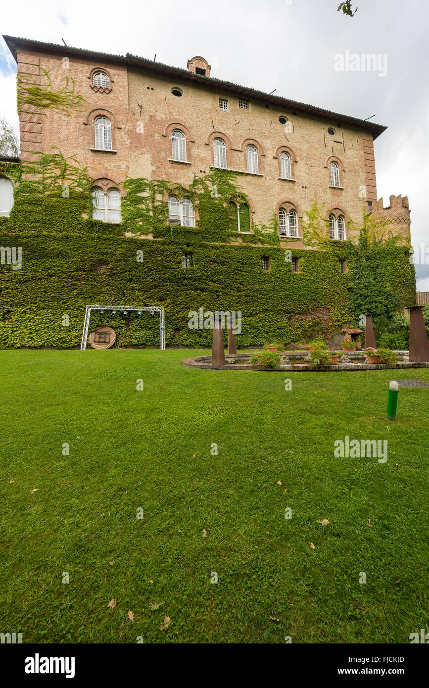 Die mittelalterliche Burg befindet sich im Zentrum von Oviglio, in der Nähe von Alessandria, Piemont, Italien Stockfoto