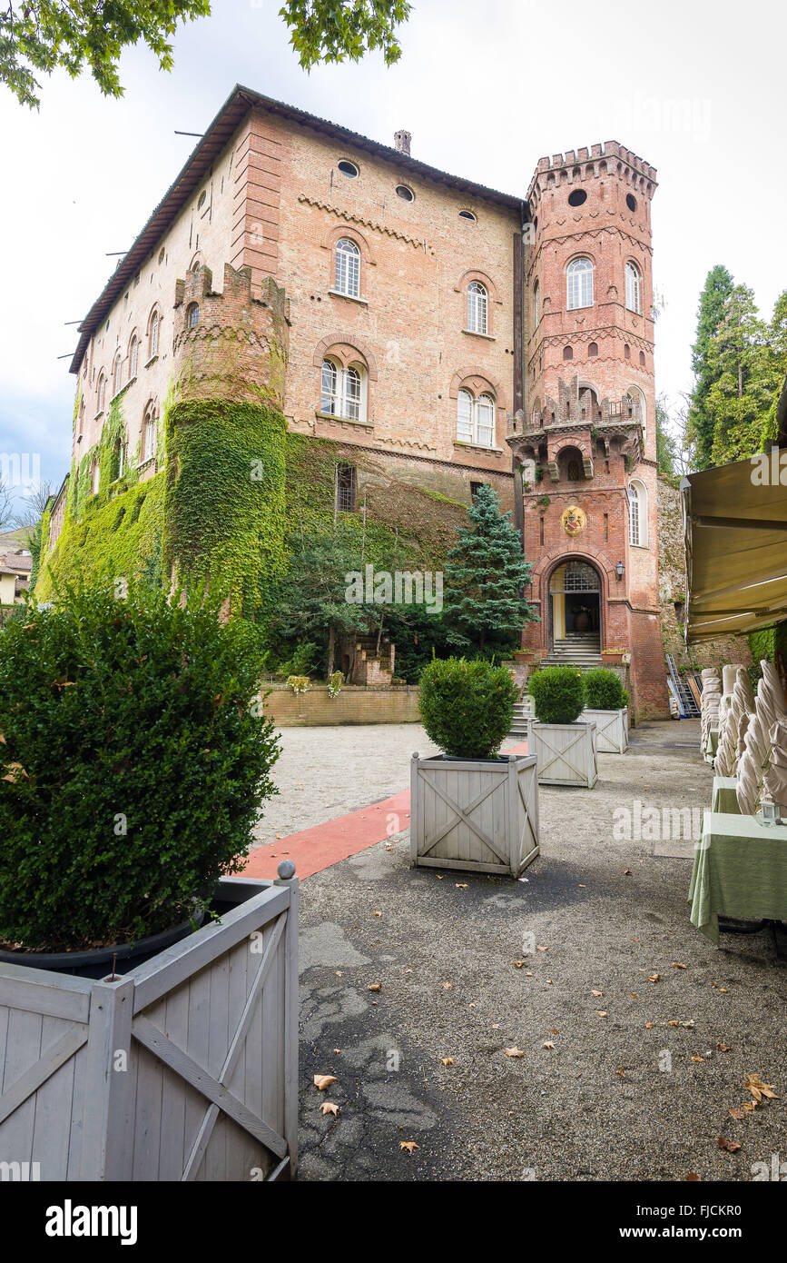 Die mittelalterliche Burg befindet sich im Zentrum von Oviglio, in der Nähe von Alessandria, Piemont, Italien Stockfoto