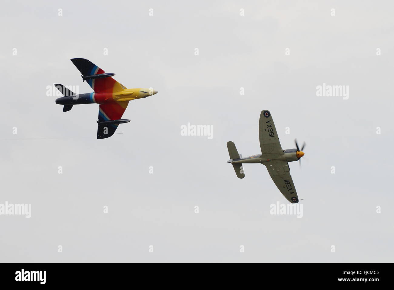 Eine interessante Formation von zwei Hawker-Klassiker, der Propeller angetrieben Sea Fury und Unterschall Hunter Jet. Stockfoto