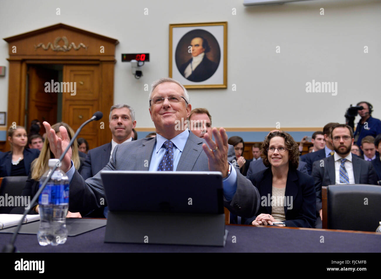 Washington, DC, USA. 1. März 2016. Bruce Sewell (vorne), Apples senior Vice President und general Counsel, bezeugt in einer mündlichen Verhandlung vor dem House Judiciary Committee auf dem Capitol Hill in Washington, DC, USA, 1. März 2016. Die US-FBI und Tech konfrontiert Riesen Apple off bei einer Anhörung am Dienstag über Einbruch in das verschlüsselte iPhone ein terroristischer Killer. Bildnachweis: Yin Bogu/Xinhua/Alamy Live-Nachrichten Stockfoto