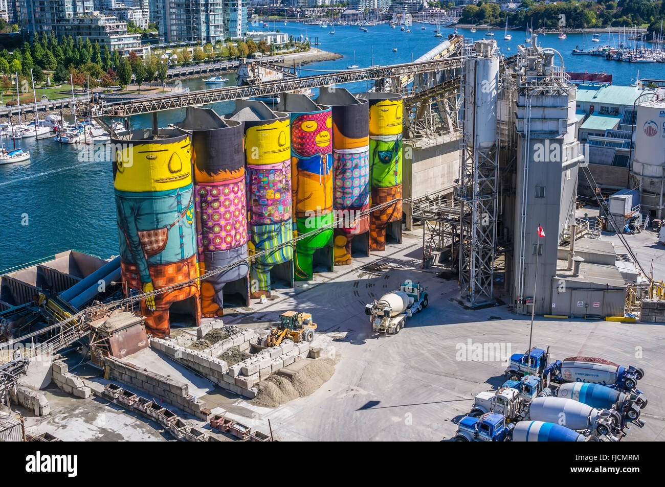 Die Wandmalereien "Turmhohen Riesen" auf die 70-Fuß-Türme von Os Gemeos in Vancouver, BC, Kanada Stockfoto